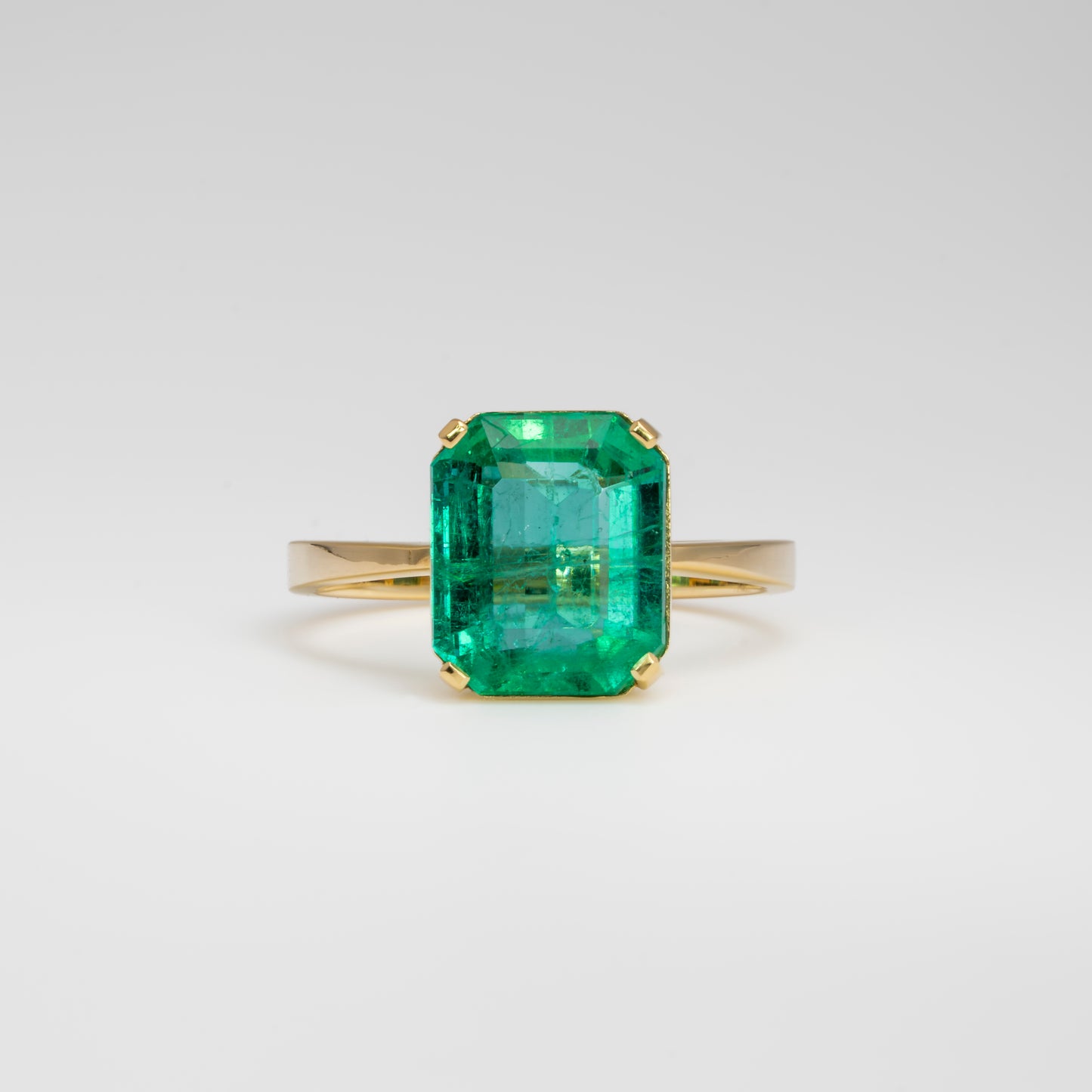Anillo en oro amarillo con esmeralda natural - ANA169