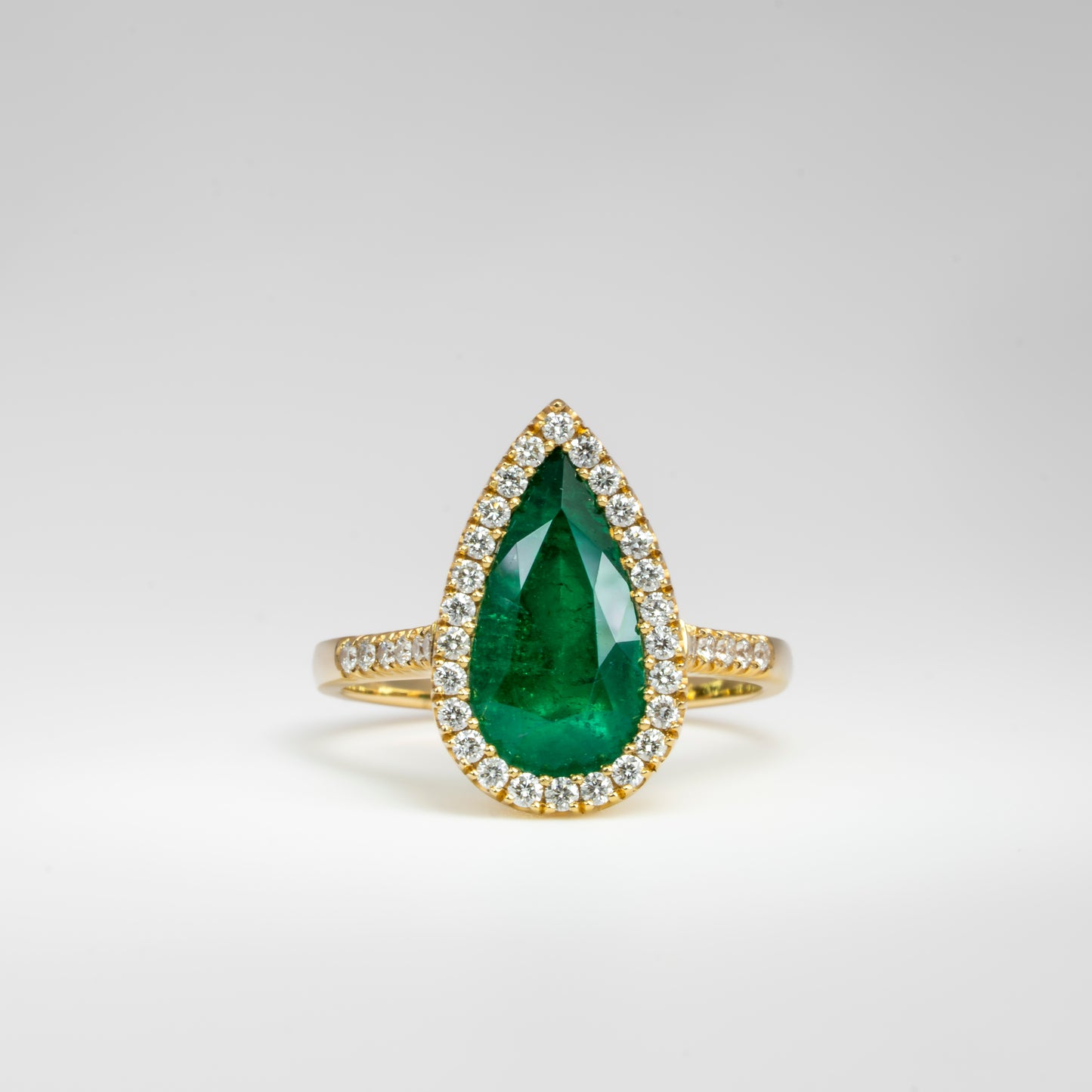 Anillo cluster oro amarillo con esmeralda y diamantes naturales - ANA171
