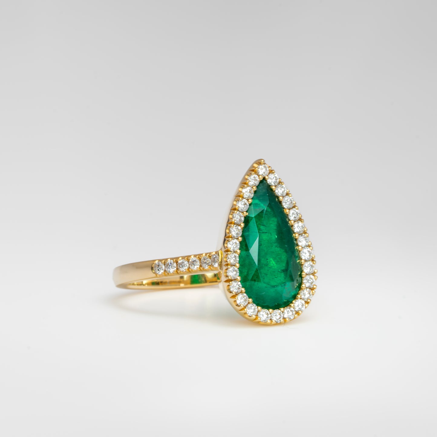 Anillo cluster oro amarillo con esmeralda y diamantes naturales - ANA171