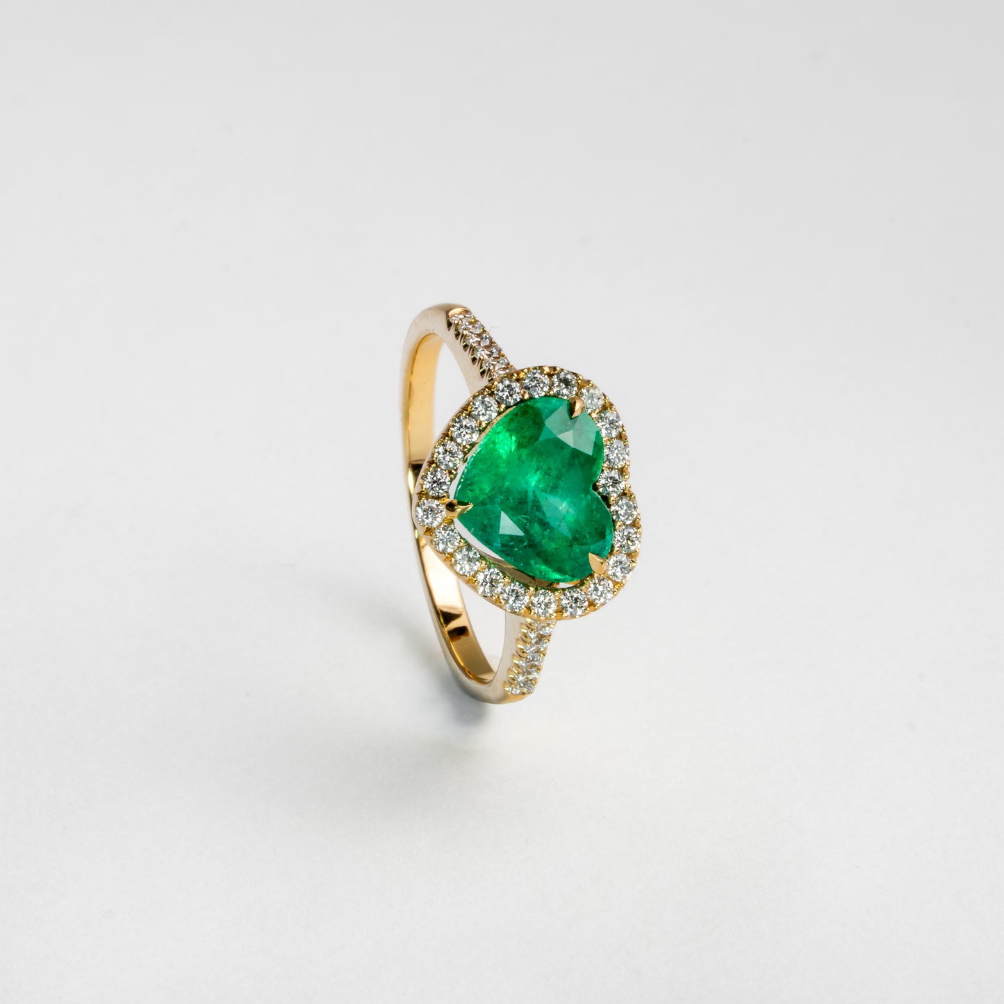 Anillo oro amarillo con esmeralda y diamantes naturales - ANA175