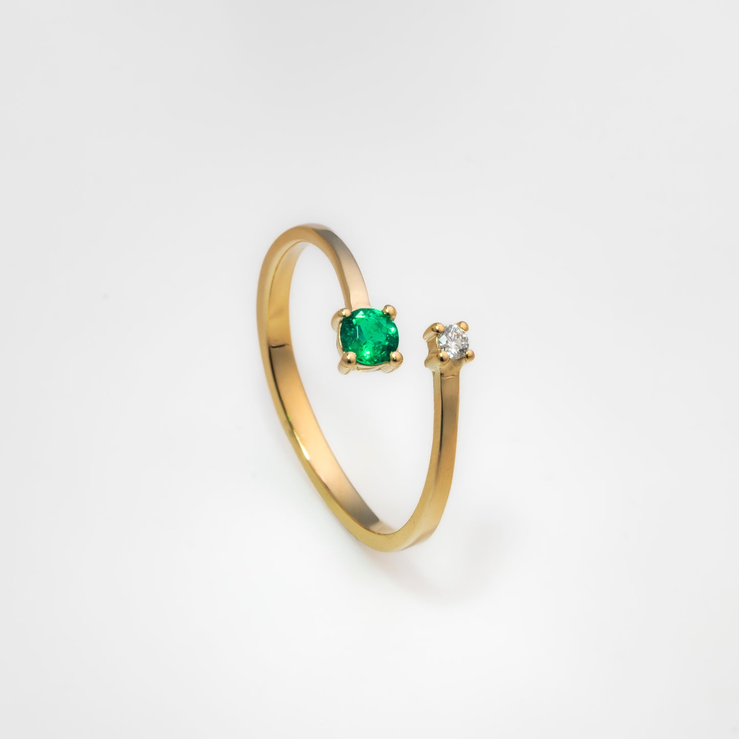 Anillo abierto oro amarillo con esmeralda y diamante natural - ANA178