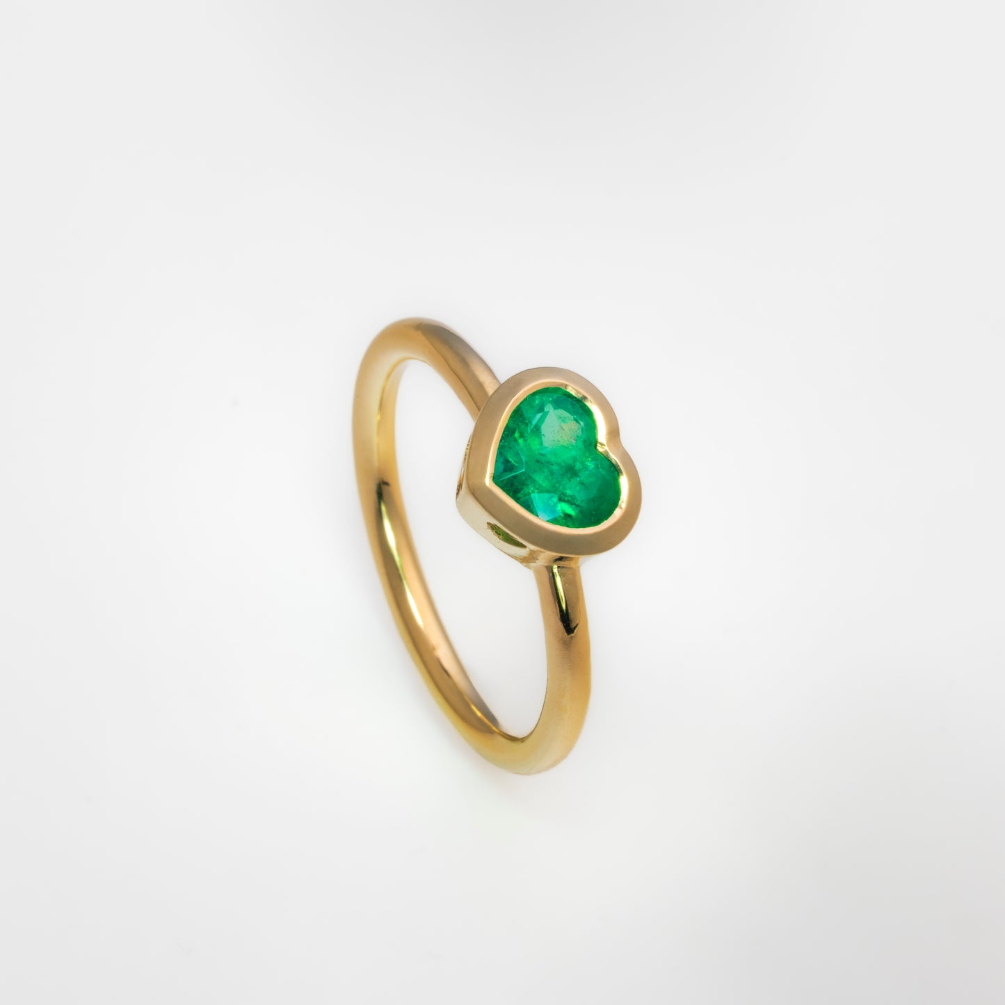 Anillo oro amarillo con esmeralda natural  - ANA179
