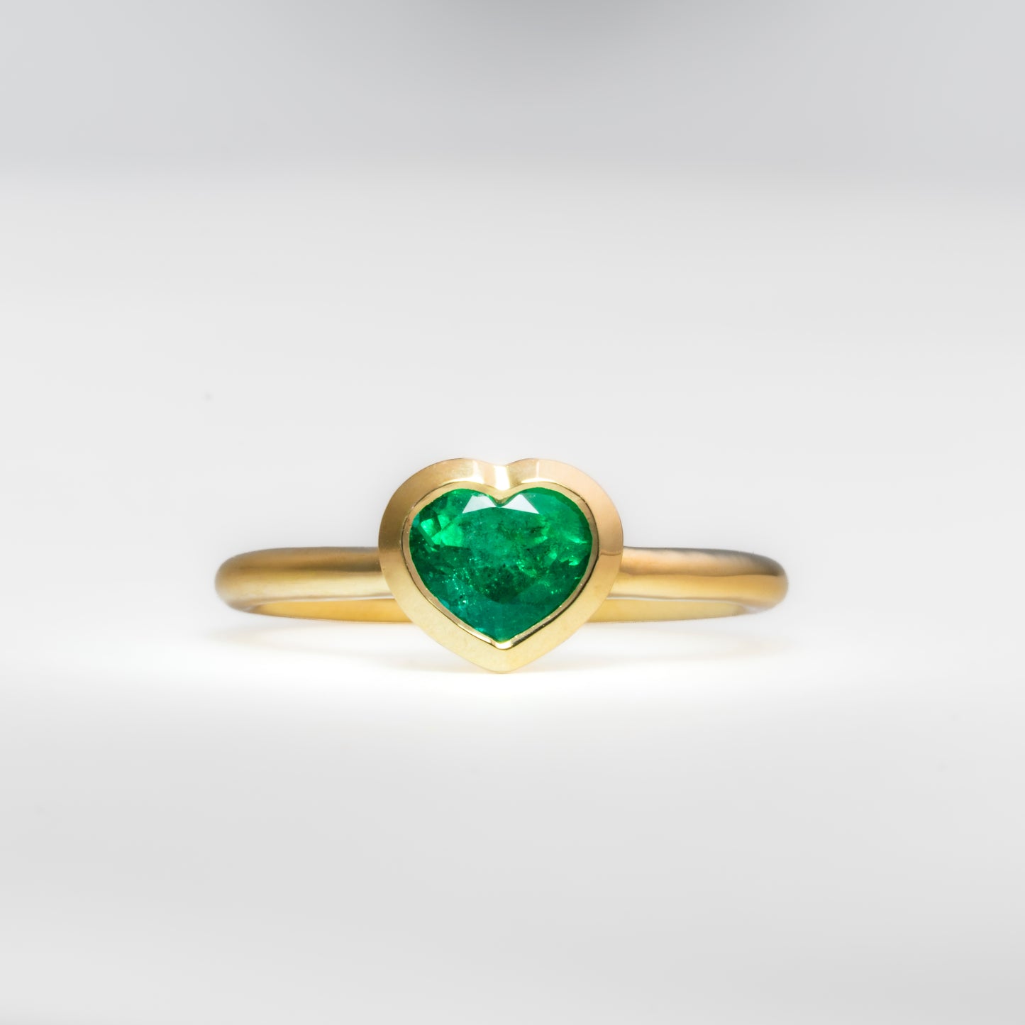 Anillo oro amarillo con esmeralda natural  - ANA179