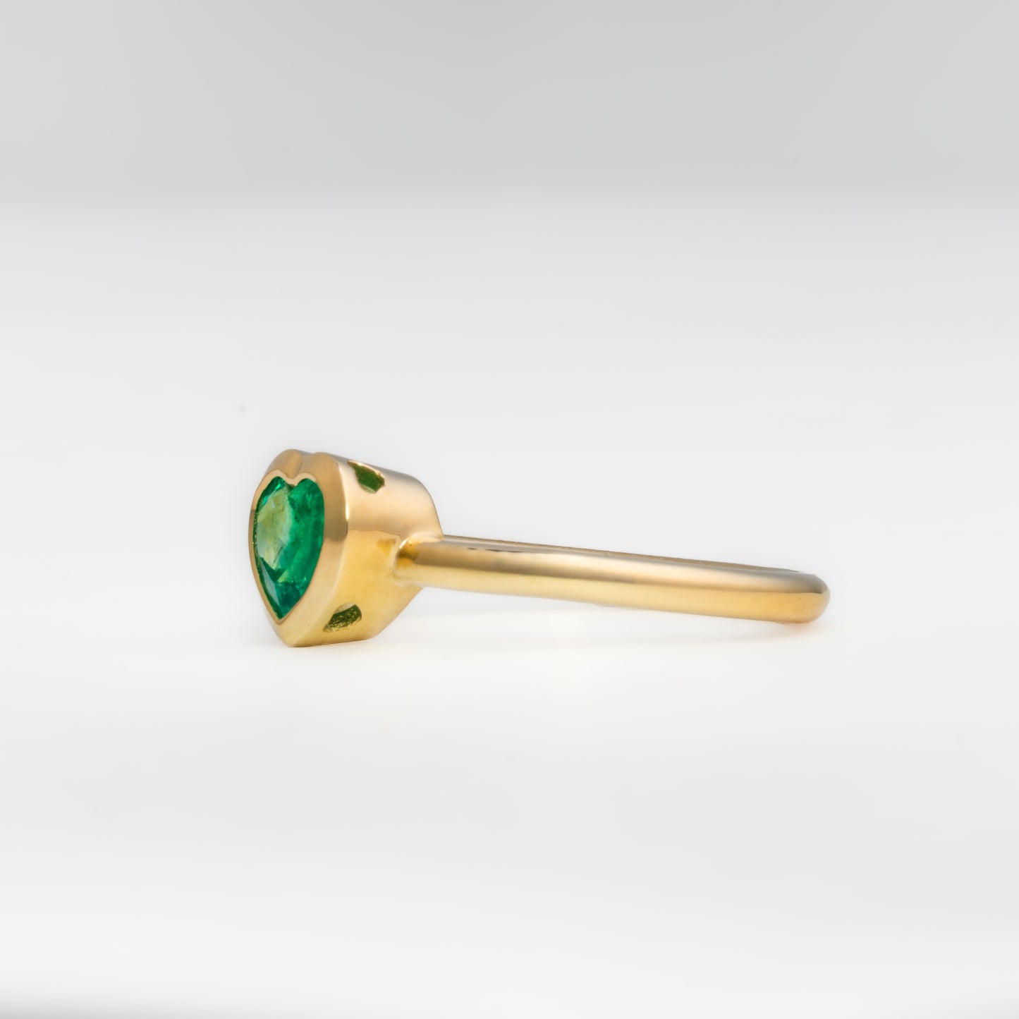 Anillo oro amarillo con esmeralda natural  - ANA179