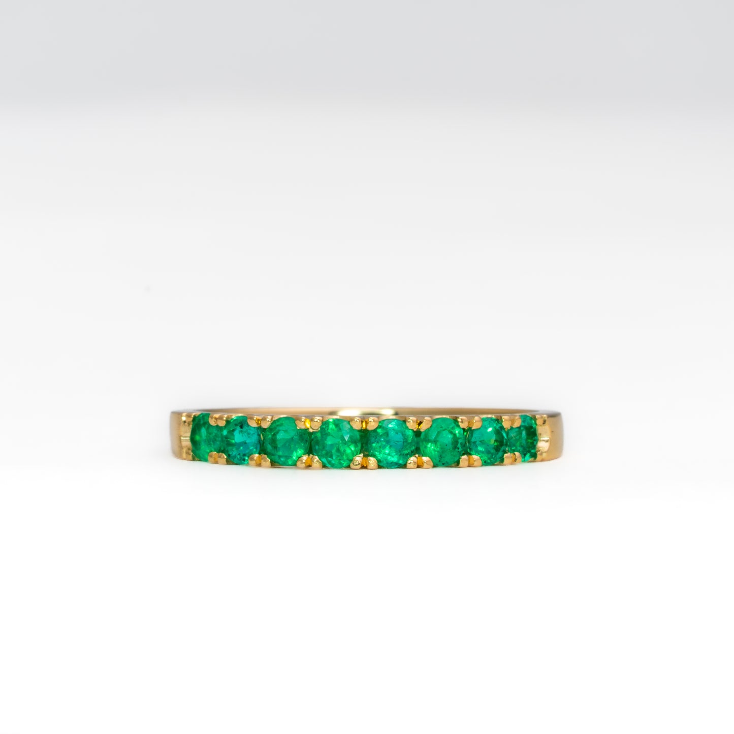 Anillo cintillo oro amarillo con esmeraldas naturales  - ANA180
