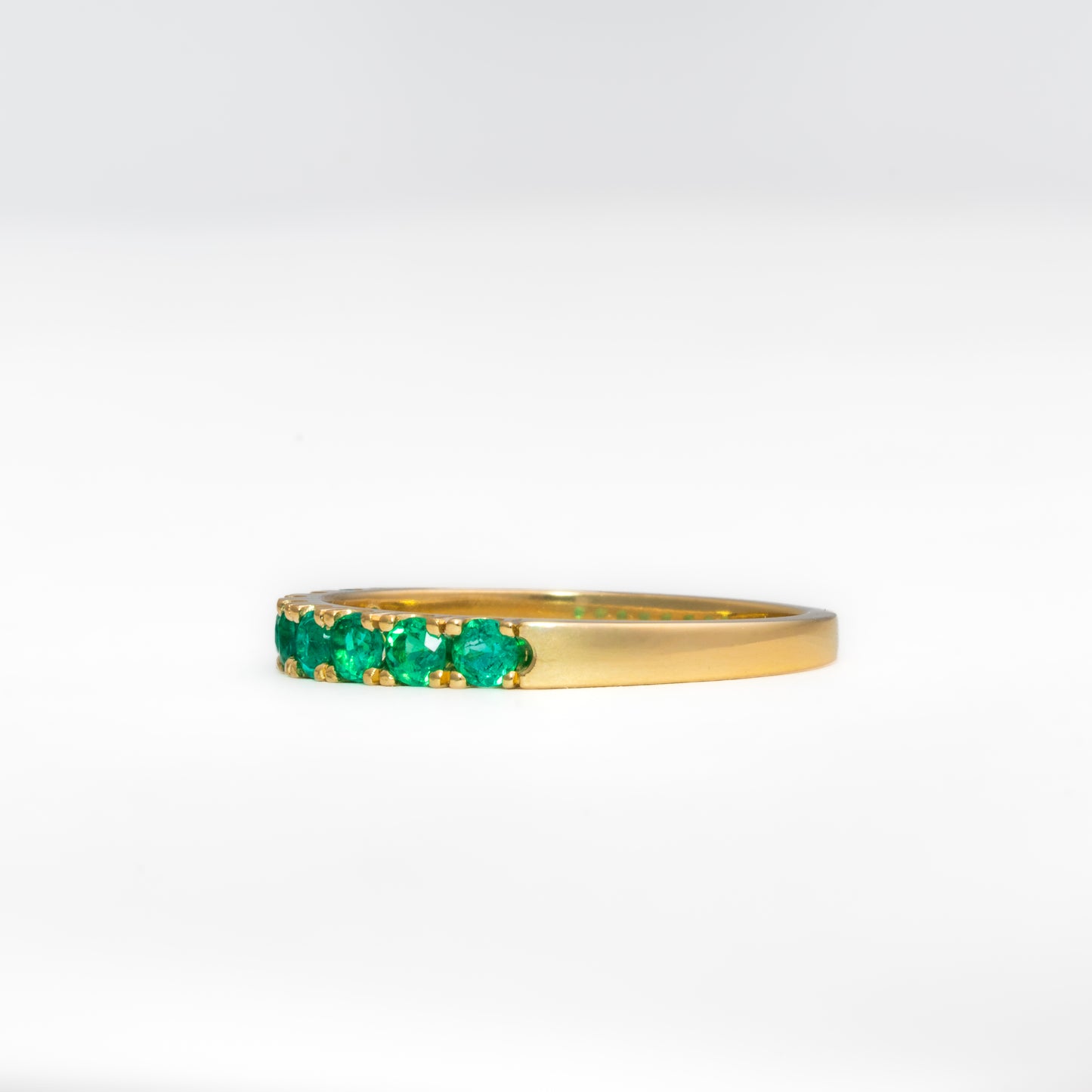 Anillo cintillo oro amarillo con esmeraldas naturales  - ANA180