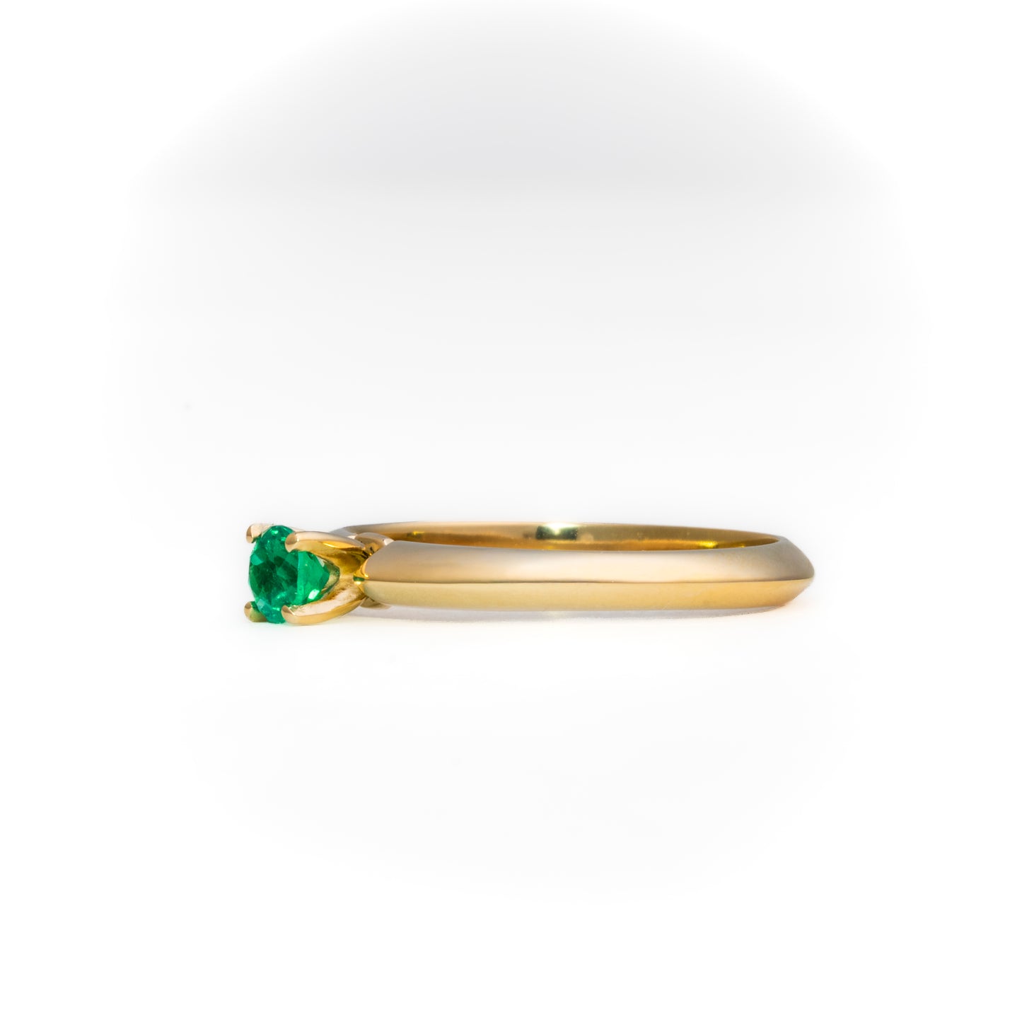 Anillo oro amarillo con esmeralda natural  - ANA182