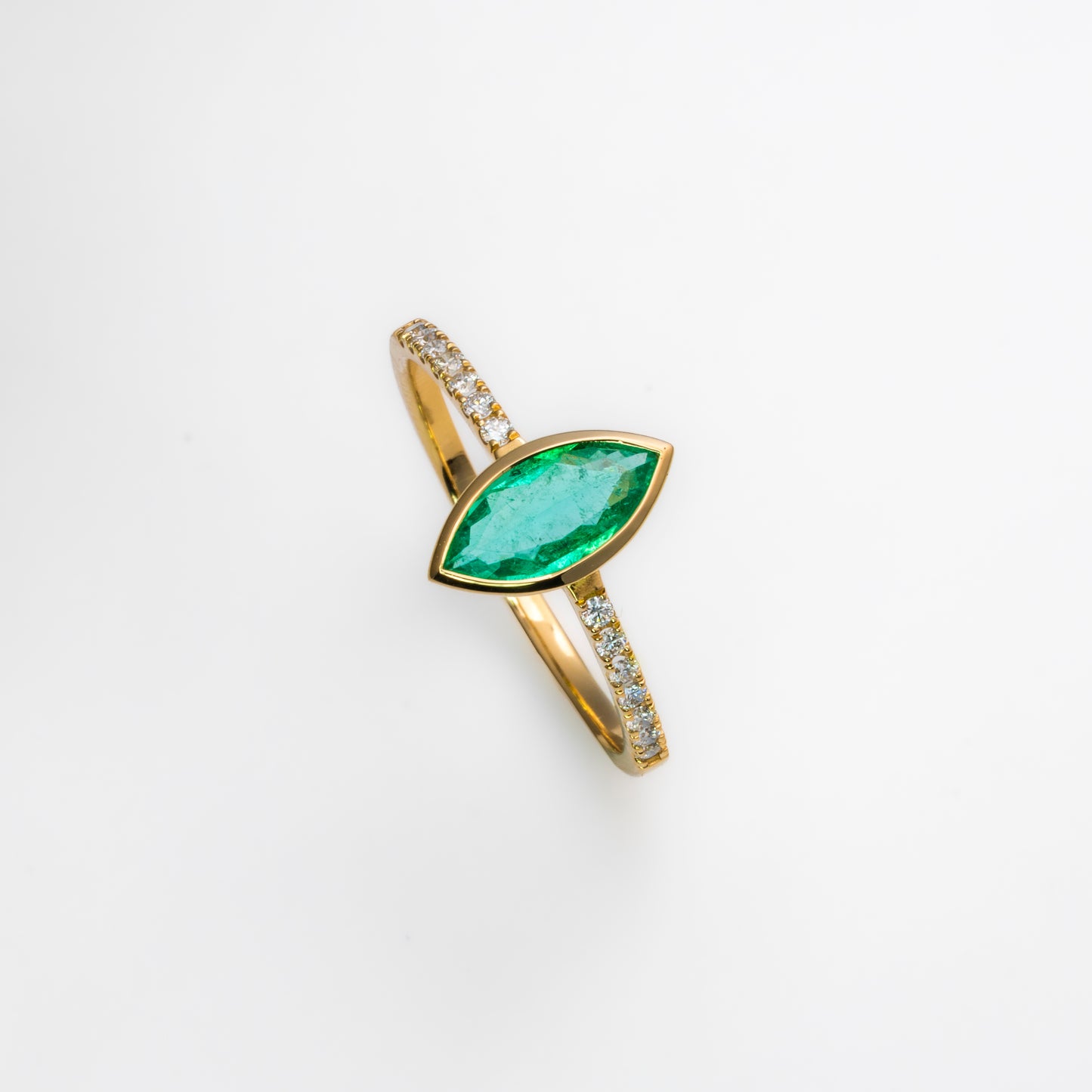 Anillo oro amarillo con esmeralda natural  y diamantes naturales - ANA184