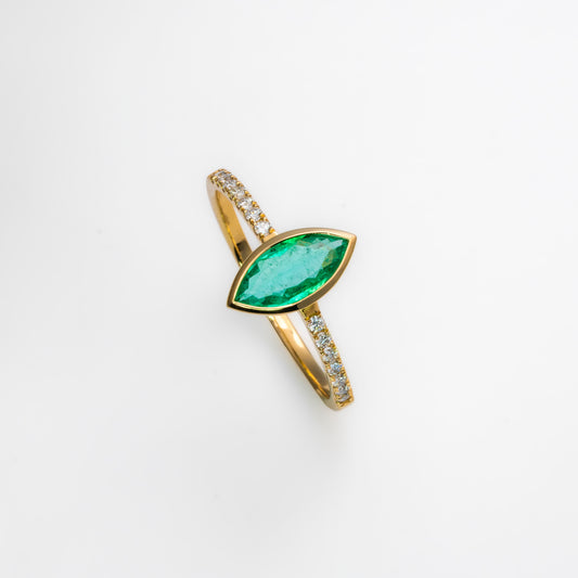 Anillo oro amarillo con esmeralda natural  y diamantes naturales - ANA184