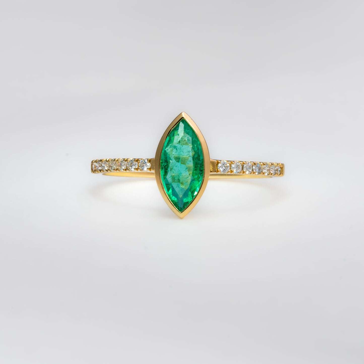 Anillo oro amarillo con esmeralda natural  y diamantes naturales - ANA184