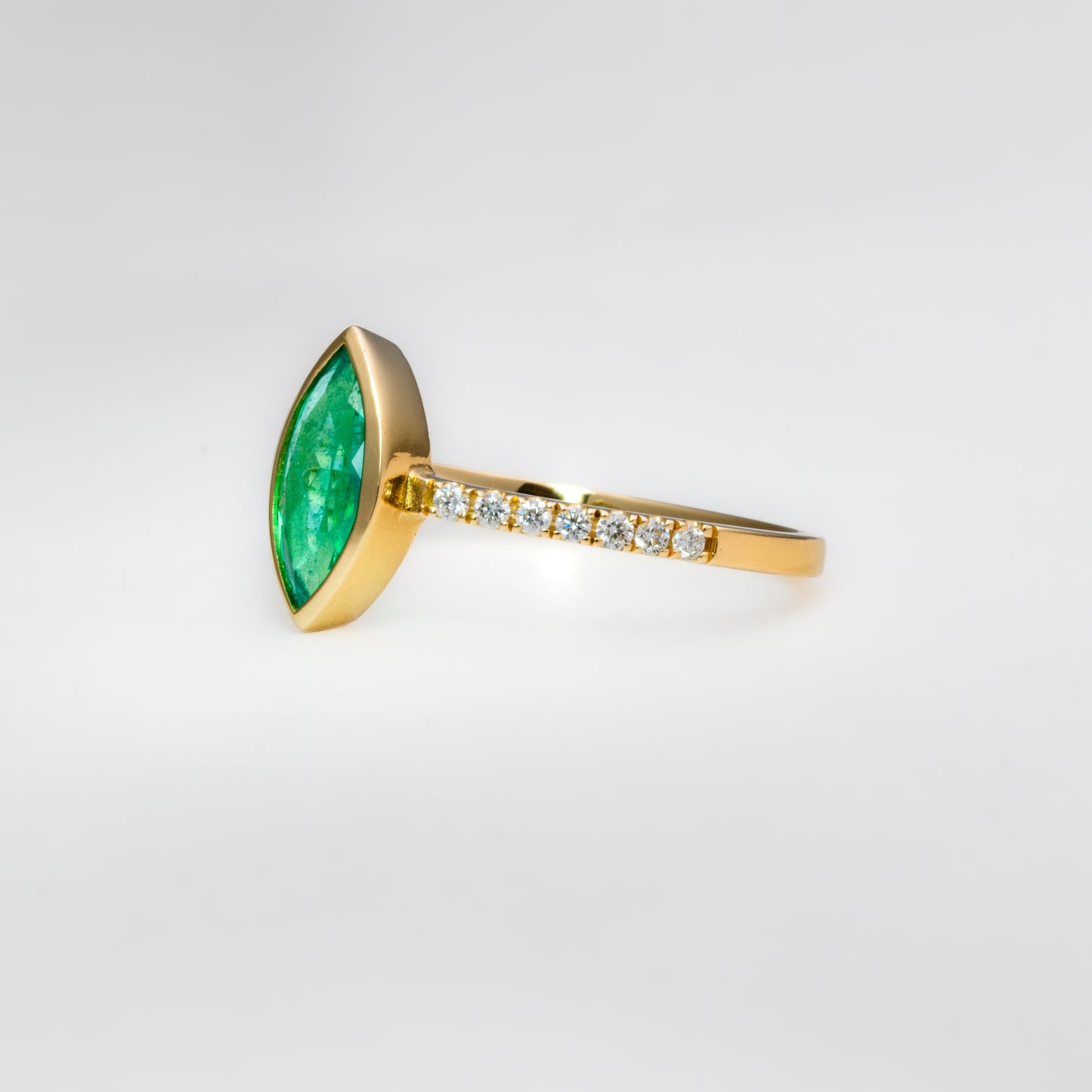 Anillo oro amarillo con esmeralda natural  y diamantes naturales - ANA184