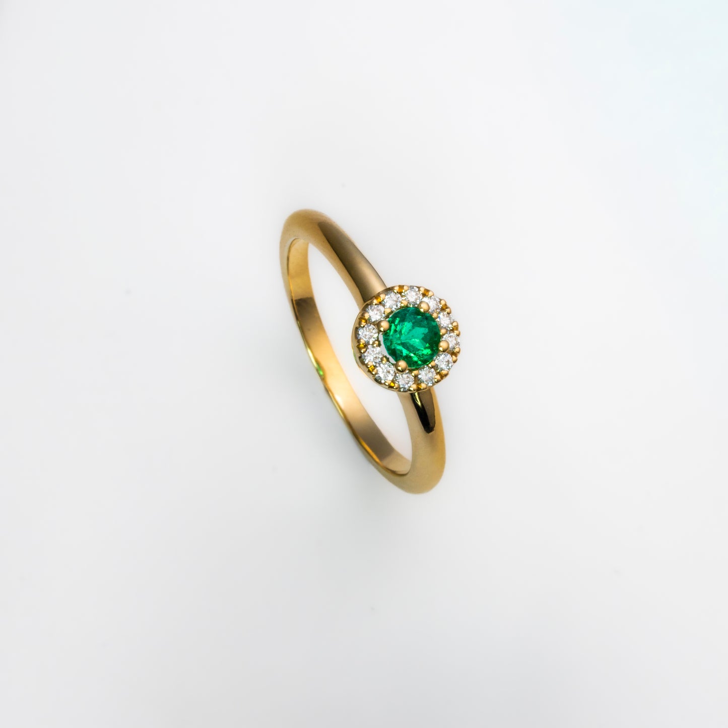 Anillo oro amarillo con esmeralda natural y halo de diamantes naturales - ANA185