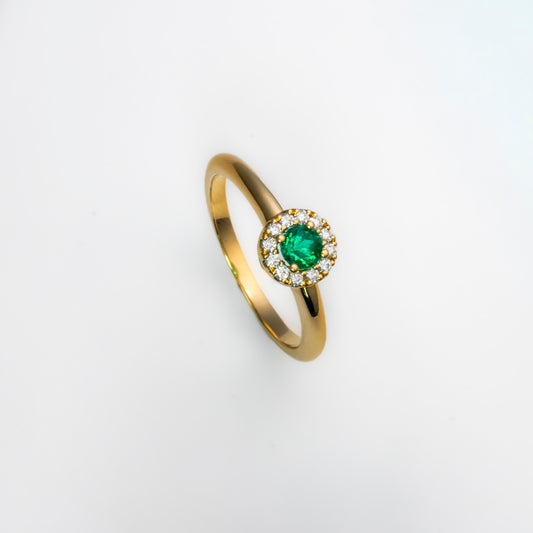 Anillo oro amarillo con esmeralda natural y halo de diamantes naturales - ANA185
