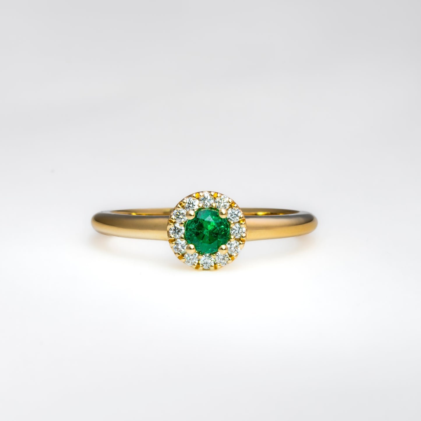 Anillo oro amarillo con esmeralda natural y halo de diamantes naturales - ANA185