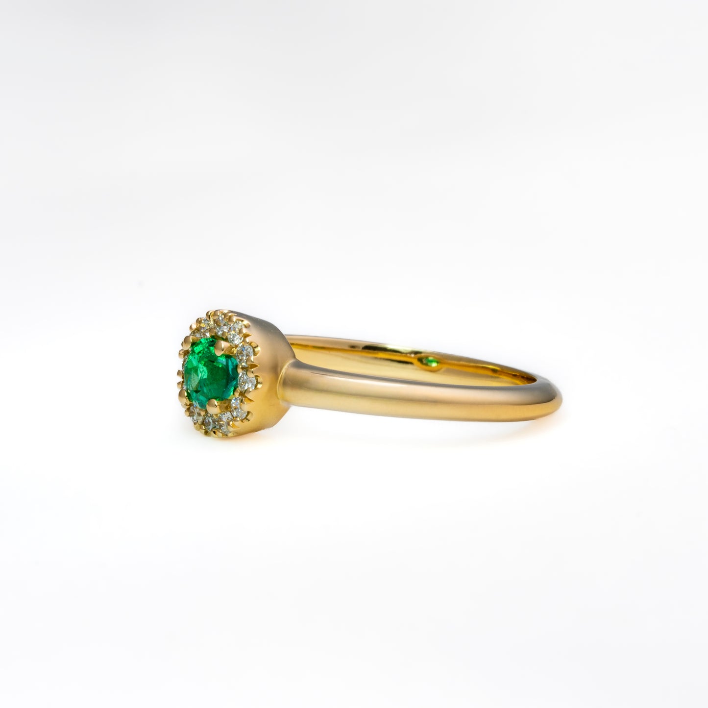 Anillo oro amarillo con esmeralda natural y halo de diamantes naturales - ANA185