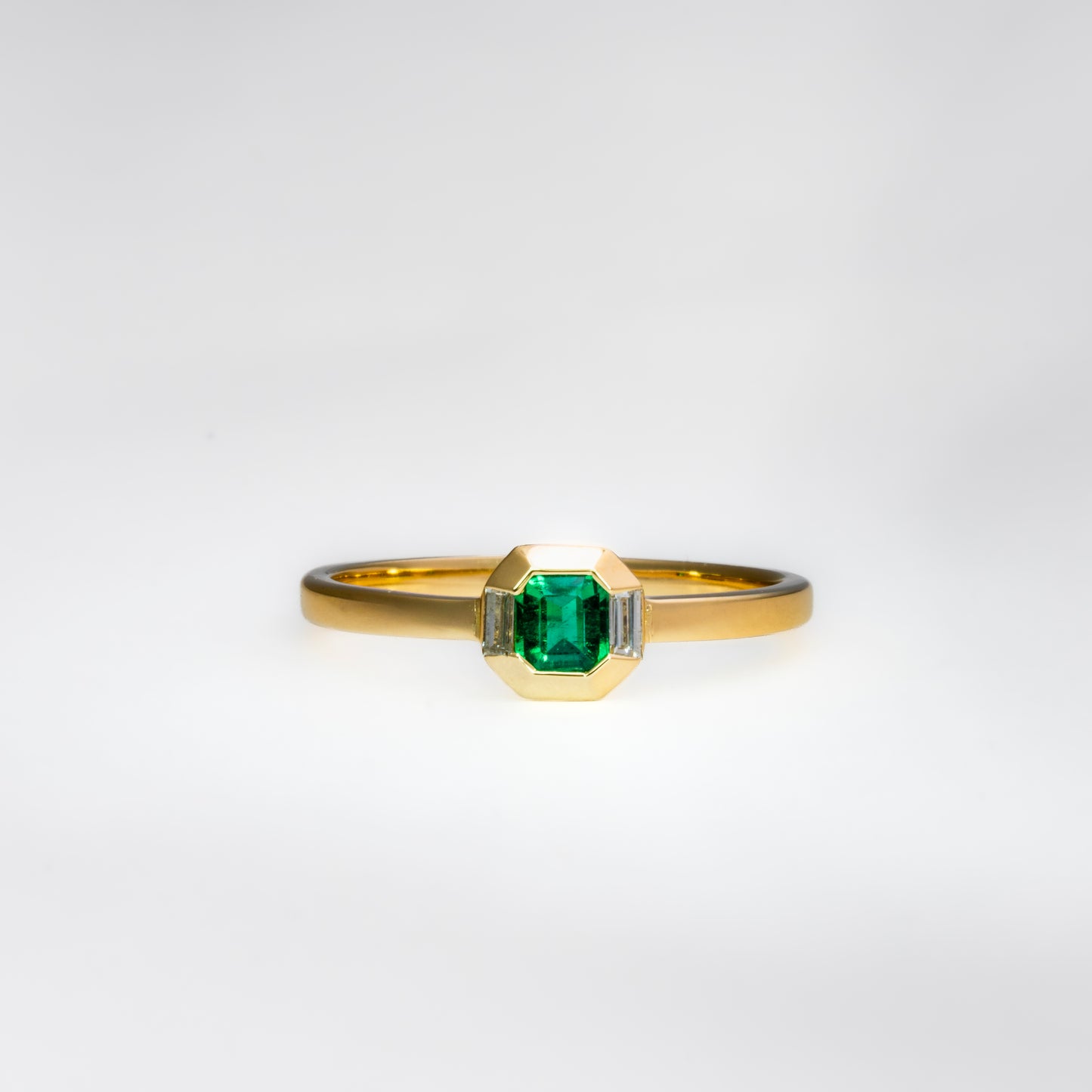 Anillo oro amarillo con esmeralda natural y diamantes naturales - ANA186