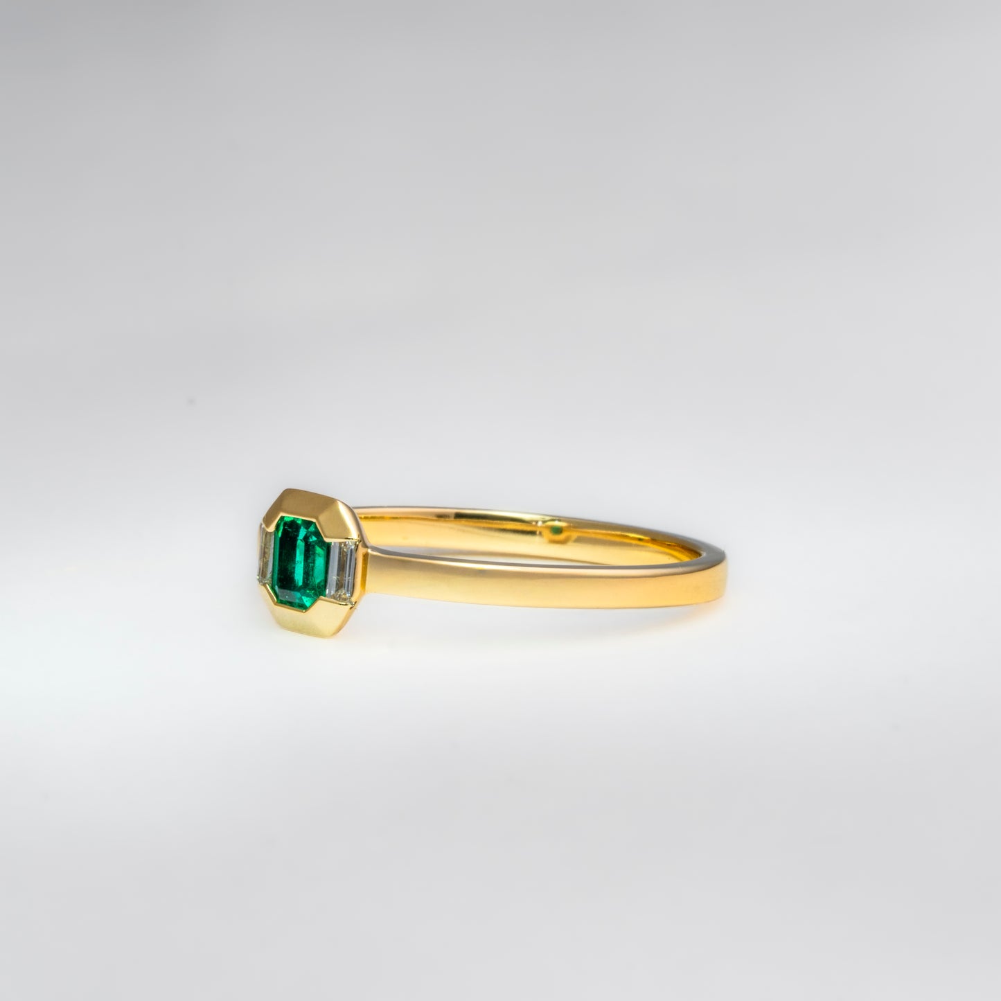 Anillo oro amarillo con esmeralda natural y diamantes naturales - ANA186