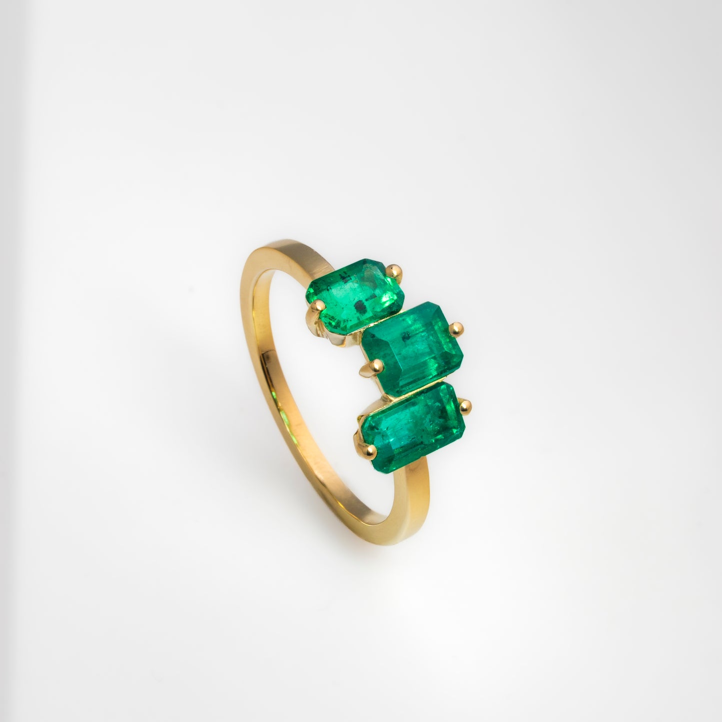 Anillo crazy oro amarillo con esmeralda natural  - ANA187