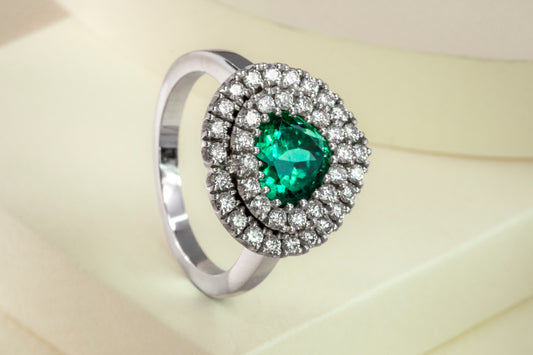 Anillo cluster oro blanco con esmeralda y diamantes naturales - ANB001
