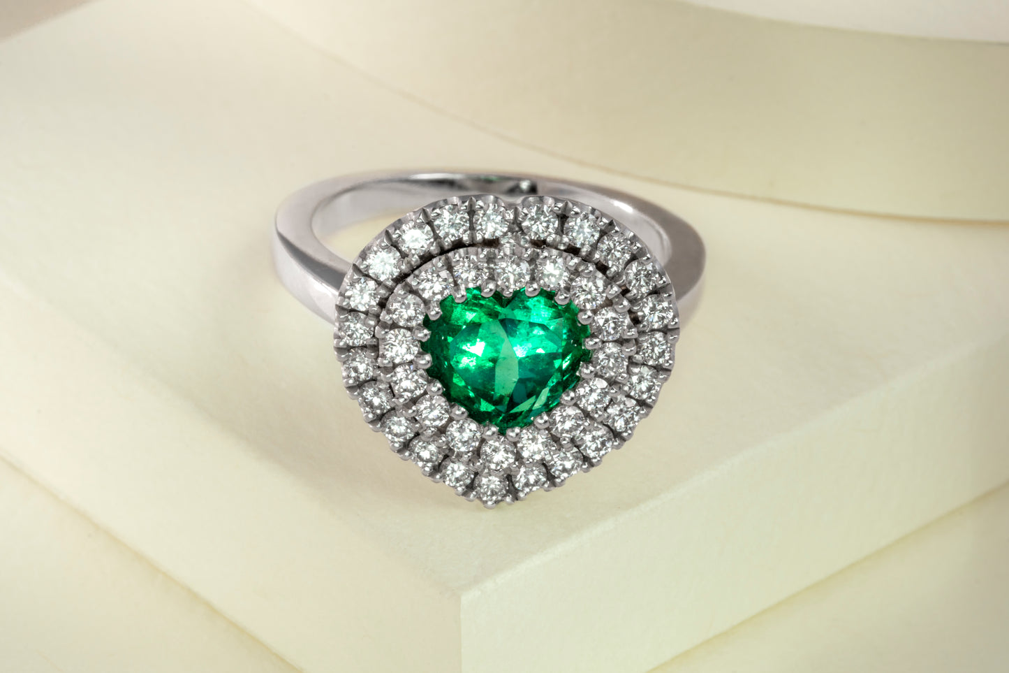 Anillo cluster oro blanco con esmeralda y diamantes naturales - ANB001