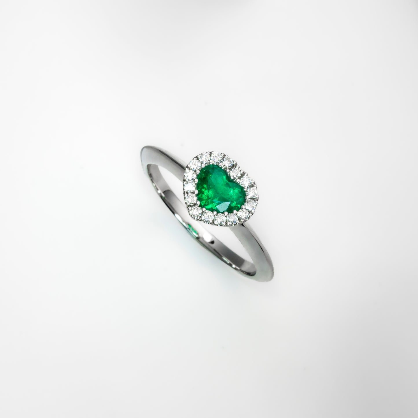 Anillo cluster oro blanco con esmeralda natural  y diamantes naturales - ANB077