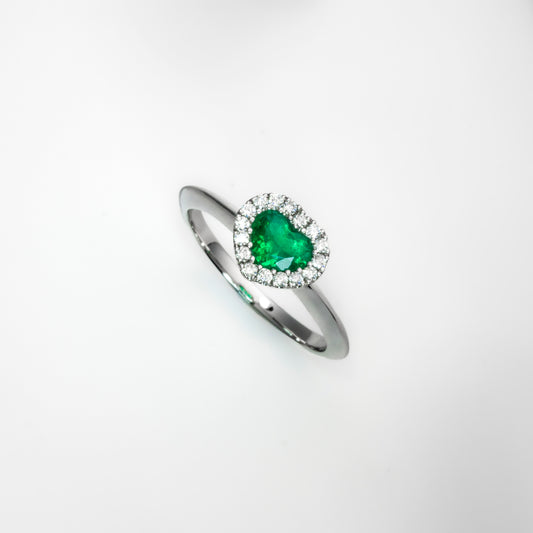 Anillo cluster oro blanco con esmeralda natural  y diamantes naturales - ANB077