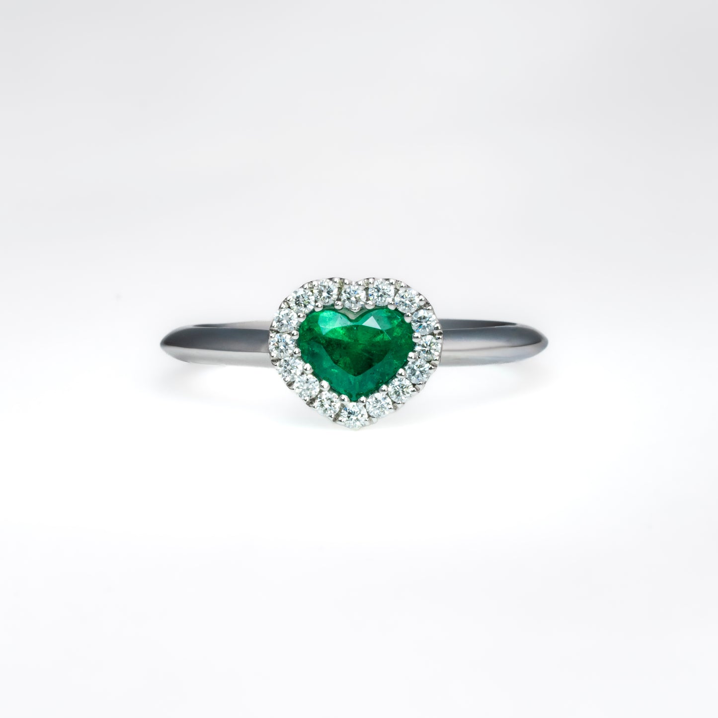 Anillo cluster oro blanco con esmeralda natural  y diamantes naturales - ANB077