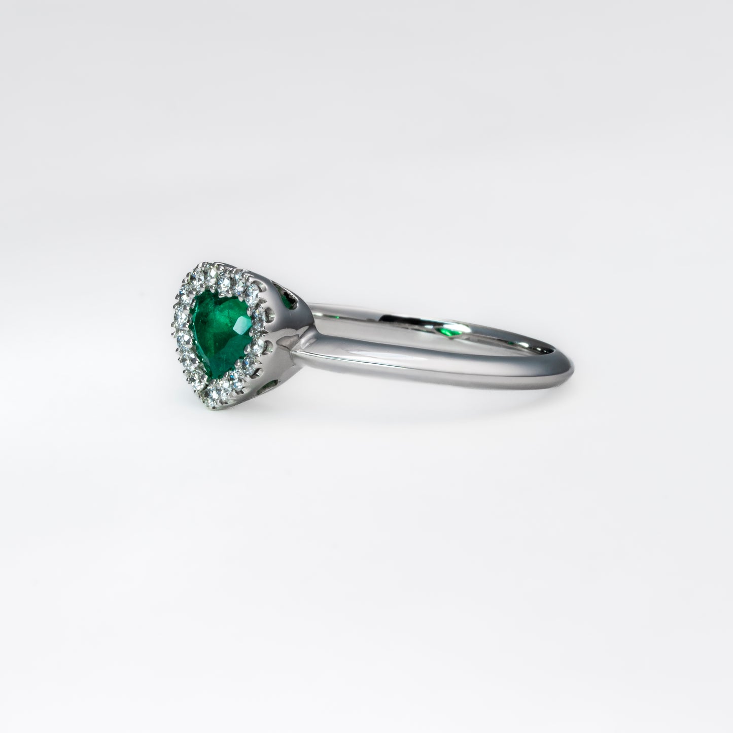 Anillo cluster oro blanco con esmeralda natural  y diamantes naturales - ANB077