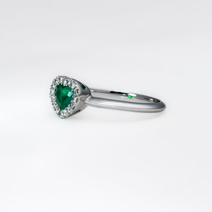 Anillo cluster oro blanco con esmeralda natural  y diamantes naturales - ANB077