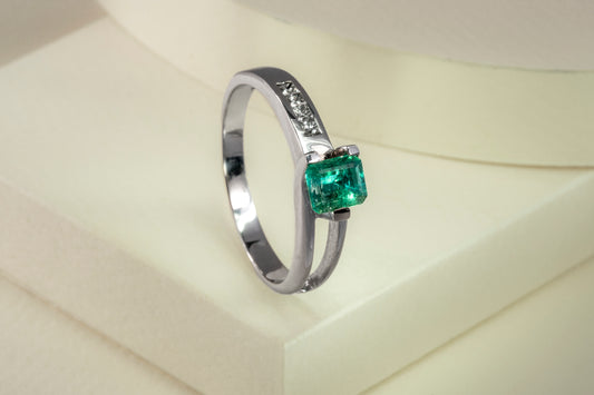 Anillo oro blanco con esmeralda y diamantes naturales - ANB011