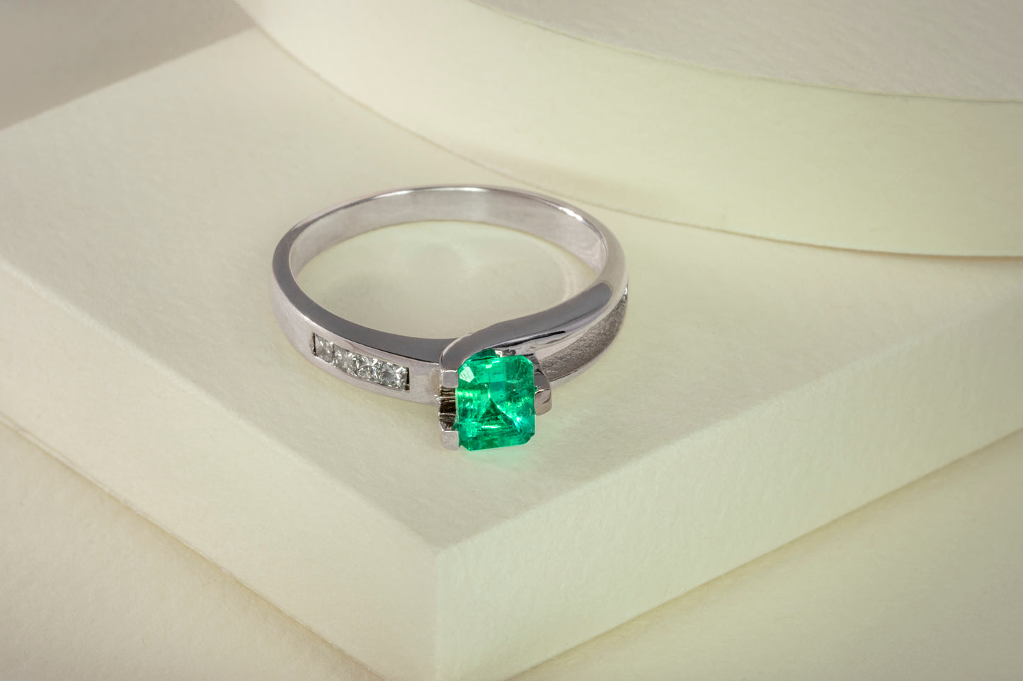 Anillo oro blanco con esmeralda y diamantes naturales - ANB011