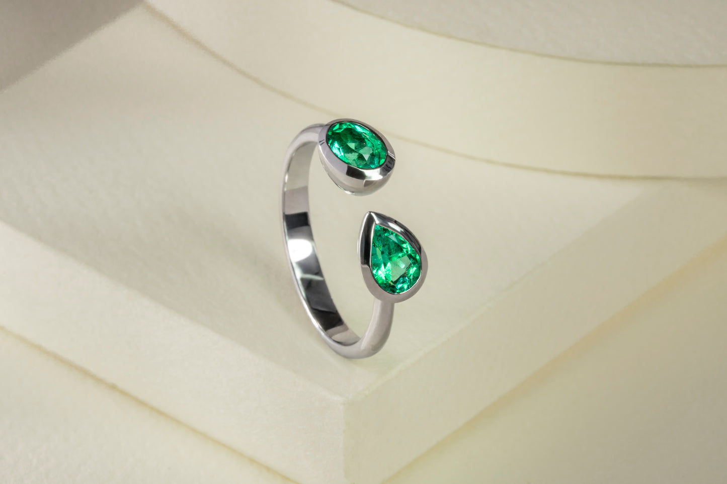 Anillo abierto oro blanco con esmeraldas naturales - ANB013