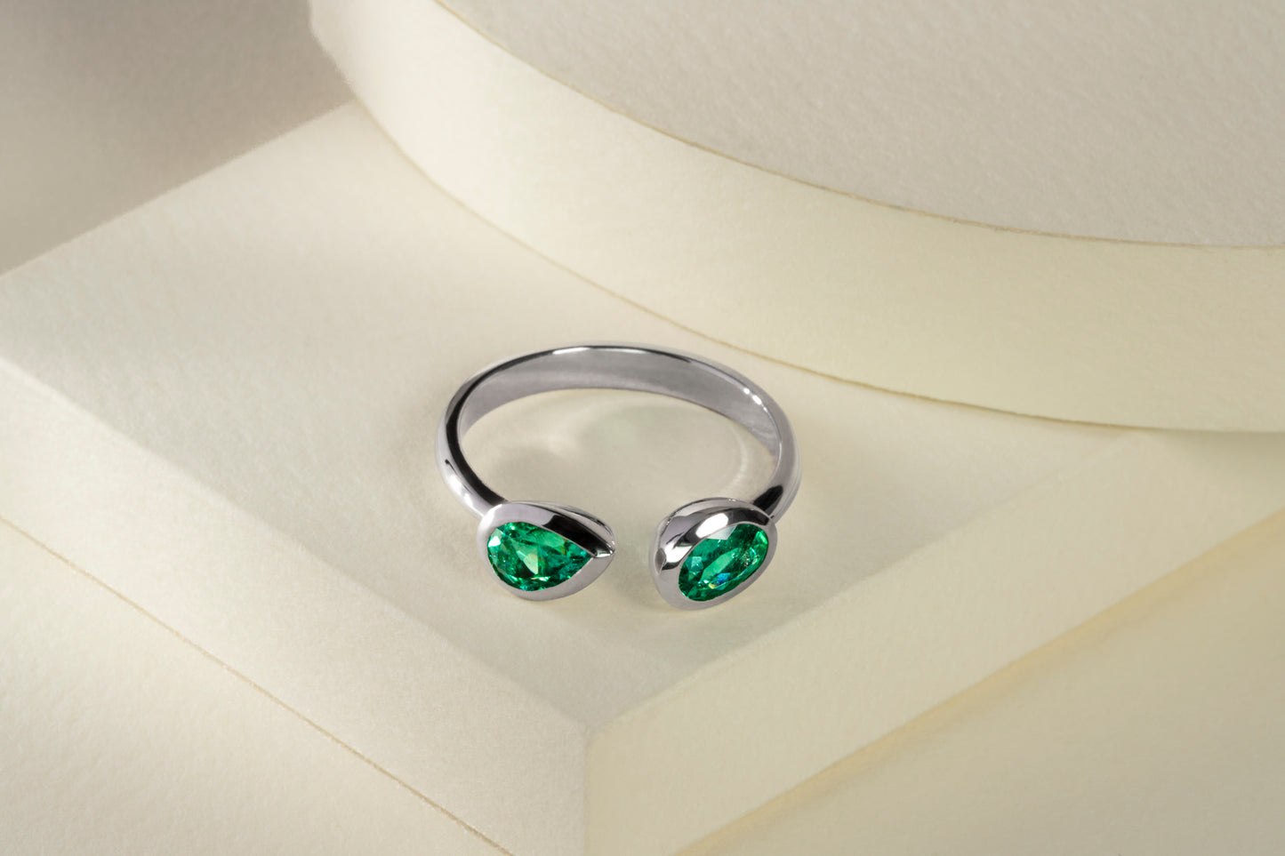 Anillo abierto oro blanco con esmeraldas naturales - ANB013