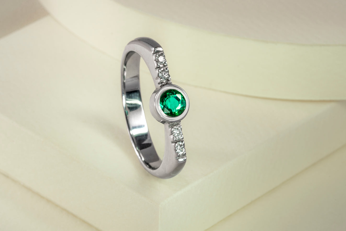 Anillo oro blanco con esmeralda y diamantes naturales - ANB014