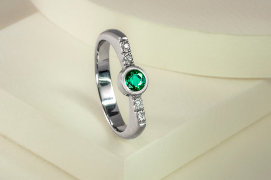 Anillo oro blanco con esmeralda y diamantes naturales - ANB014