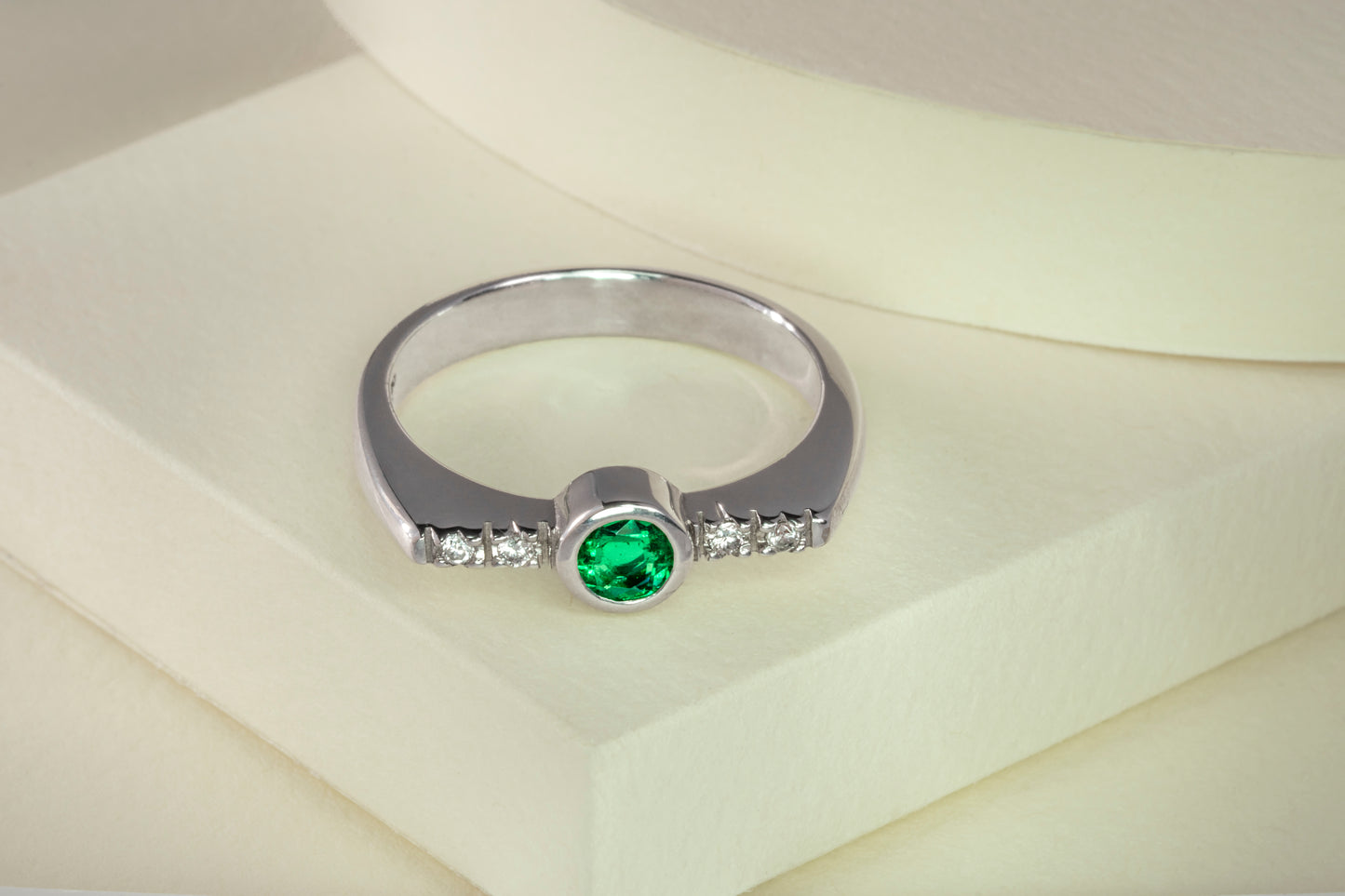 Anillo oro blanco con esmeralda y diamantes naturales - ANB014