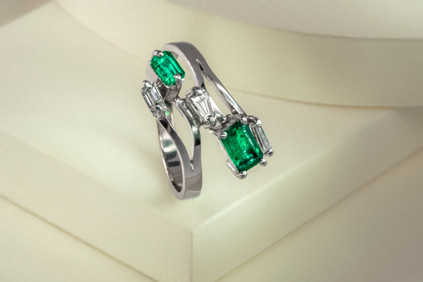 Anillo oro blanco con esmeralda y diamantes naturales - ANB015