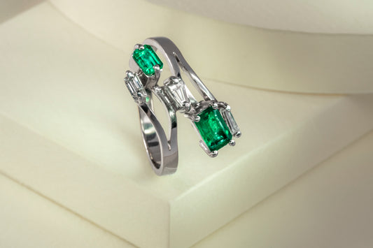 Anillo oro blanco con esmeralda y diamantes naturales - ANB015