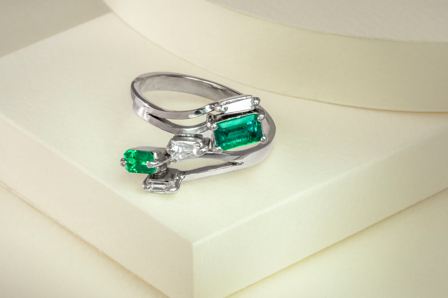 Anillo oro blanco con esmeralda y diamantes naturales - ANB015