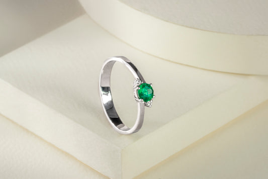 Anillo oro blanco con esmeralda y diamantes naturales - ANB018