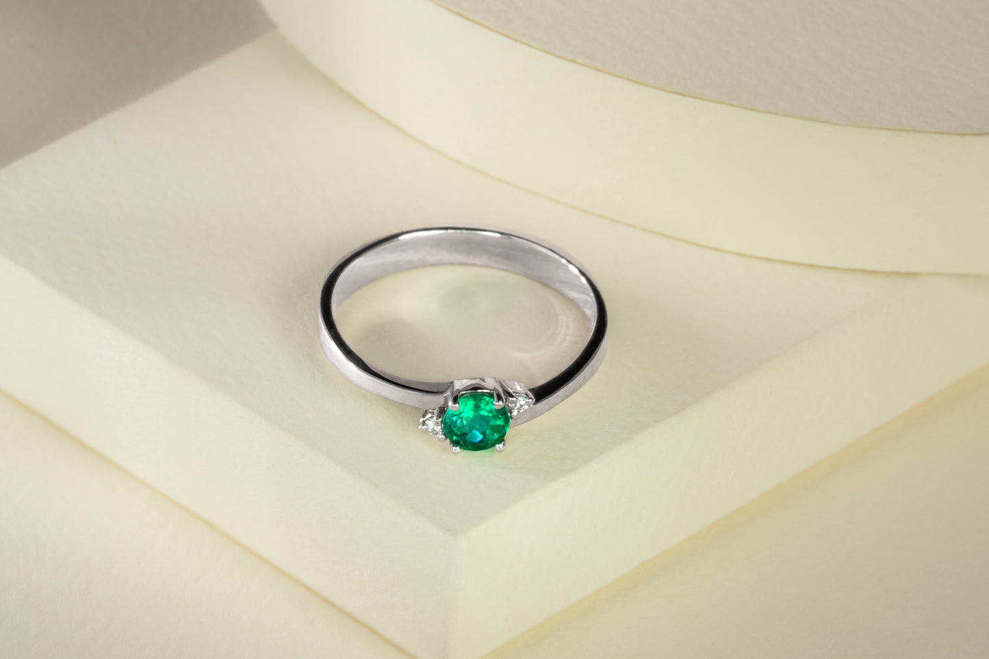 White gold ring with emerald and natural diamonds - ANB018