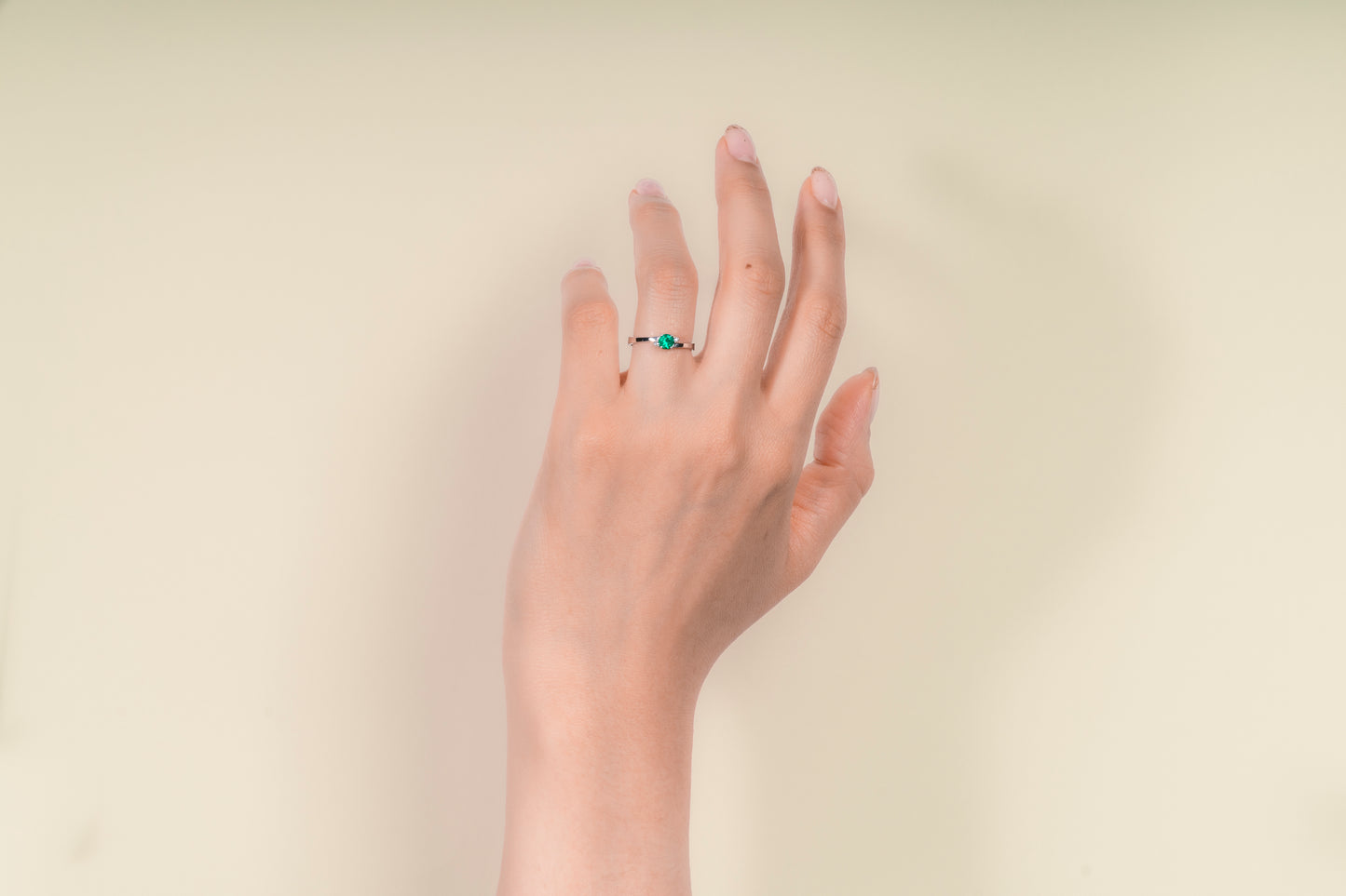 White gold ring with emerald and natural diamonds - ANB018