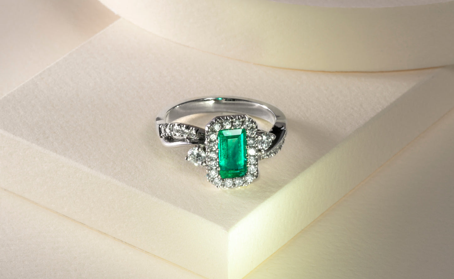 Anillo cluster oro blanco con esmeralda y diamantes naturales - ANB019