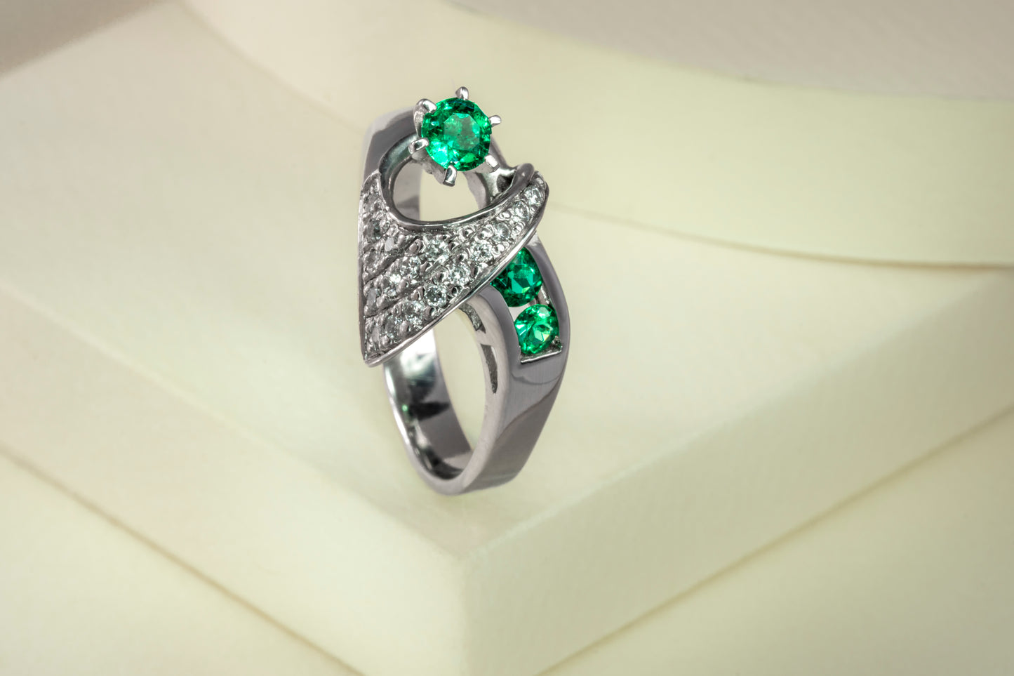 Anillo oro blanco con esmeraldas y diamantes naturales - ANB023