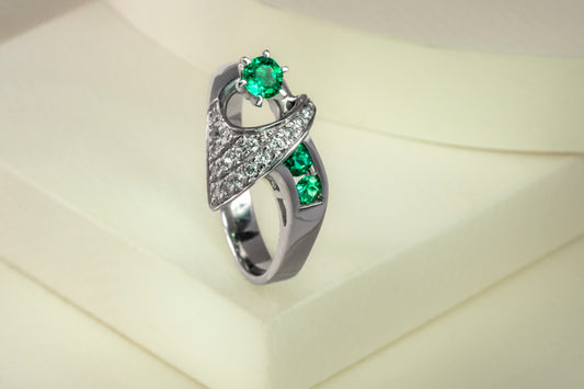 Anillo oro blanco con esmeraldas y diamantes naturales - ANB023