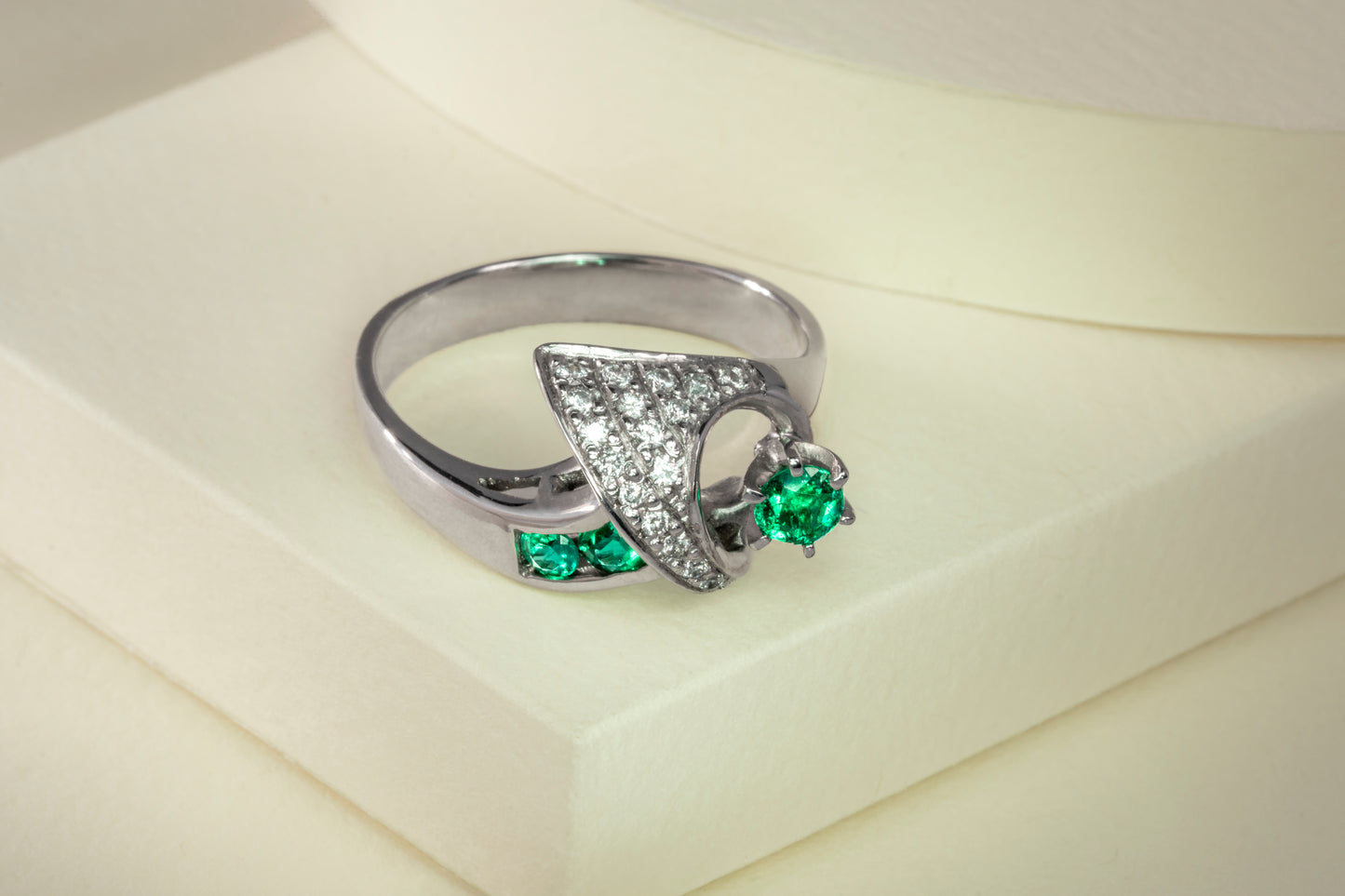 Anillo oro blanco con esmeraldas y diamantes naturales - ANB023