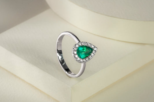 Anillo cluster oro blanco con esmeralda y diamantes naturales - ANB024