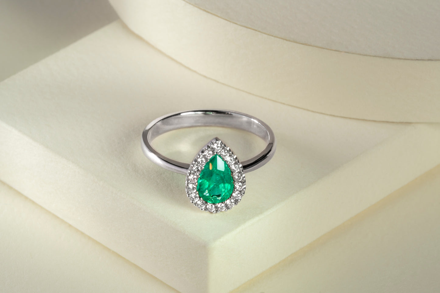 Anillo cluster oro blanco con esmeralda y diamantes naturales - ANB024