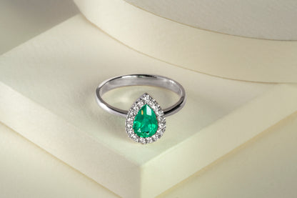 Anillo cluster oro blanco con esmeralda y diamantes naturales - ANB024