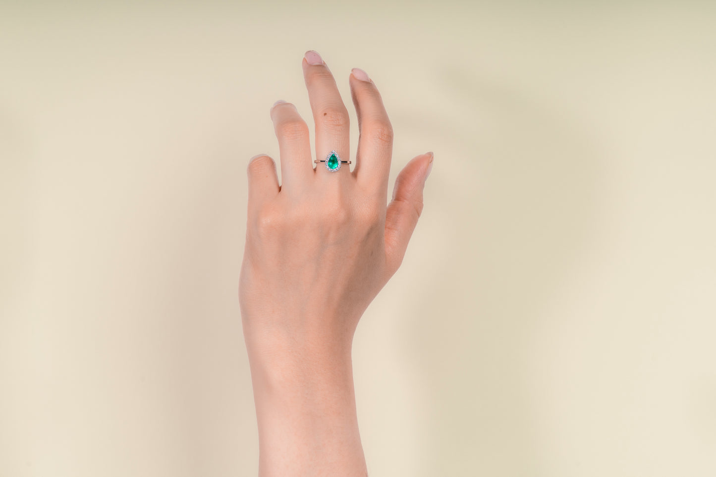 Anillo cluster oro blanco con esmeralda y diamantes naturales - ANB024